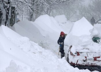 عاصفة ثلجية تشل طريقاً رئيساً بولاية فرجينيا الأمريكية
