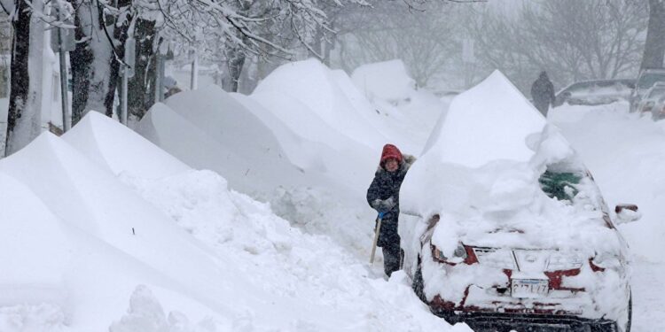 عاصفة ثلجية تشل طريقاً رئيساً بولاية فرجينيا الأمريكية