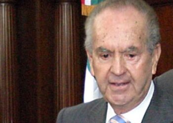 المكسيك .. وفاة الملياردير بايريس عن عمر يناهز 90 عاما