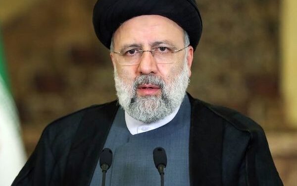 الرئيس الإيراني: نسعى لتطوير العلاقات مع الجيران وخاصة مسقط