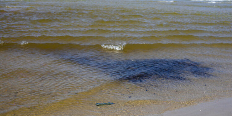 لبنان.. وزير البيئة يتابع موضوع الاشتباه ببقعة نفطية قبالة شواطئ البلاد