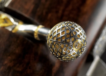 صورة السلطان قابوس على “أغلى بندقية في العالم”  (صور)