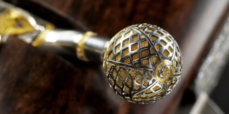 صورة السلطان قابوس على “أغلى بندقية في العالم”  (صور)