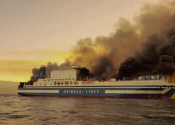 البحث عن 12 مفقودا في حريق عبارة باليونان