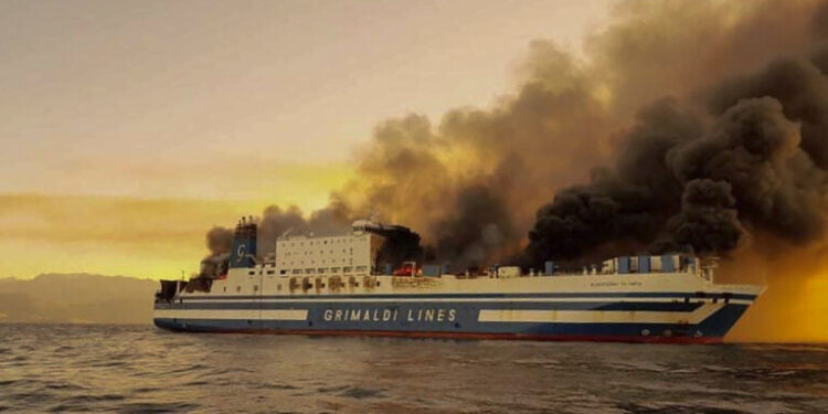 البحث عن 12 مفقودا في حريق عبارة باليونان