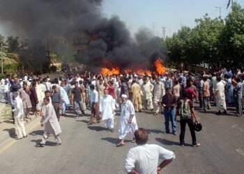 باكستان .. حشد يرجم رجلا حتى الموت رغم حضور الشرطة