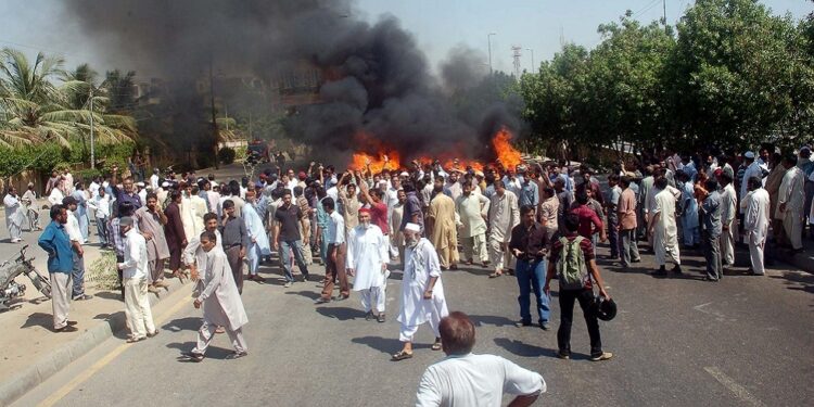 باكستان .. حشد يرجم رجلا حتى الموت رغم حضور الشرطة