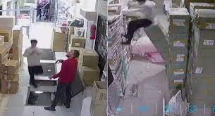 شاب يسقط في حفرة أثناء انشغاله بهاتفه