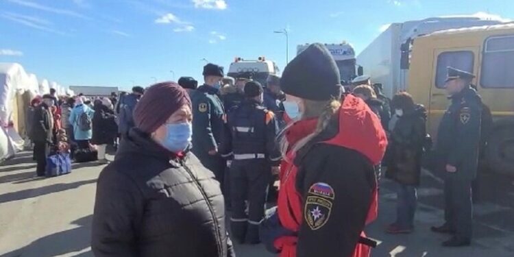 أول قطار يحمل اللاجئين من دونباس يصل إلى مقاطعة فورونيج الروسية