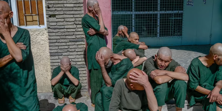 أفغانستان..  مدمنون يقتلون رجلا داخل مشفى ويأكلون أحشائه بسبب الجوع!