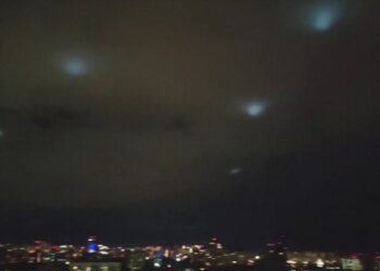 مدوّن أمريكي يصوّر جسما غريب المنشأ في سماء كييف