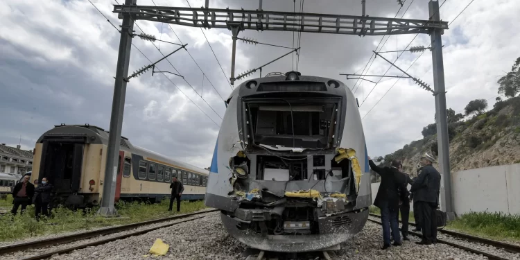 تونس..  95 مصابًا بعد تصادم قطارين