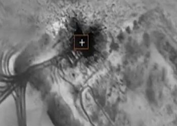 بالفيديو.. طائرة روسية مسيرة تدمر عربات مدرعة ومخازن أسلحة للجيش الأوكراني