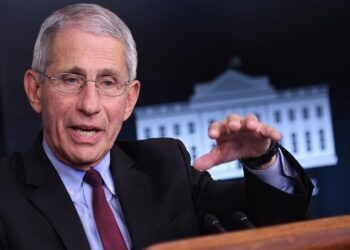 كبير المستشارين الطبيين الأمريكيين: الولايات المتحدة “خرجت من مرحلة الوباء”