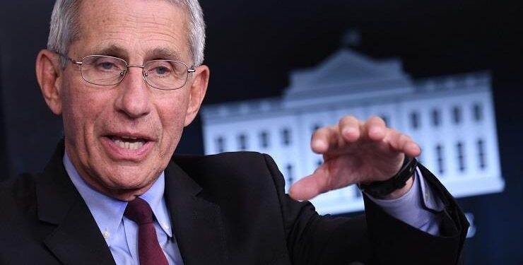 كبير المستشارين الطبيين الأمريكيين: الولايات المتحدة “خرجت من مرحلة الوباء”