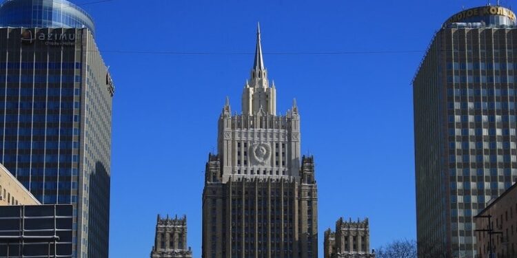 روسيا تغلق قنصليات لدول البلطيق وترحل موظفيها