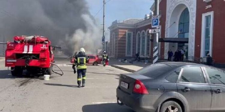 مقتل وإصابة عدد من المدنيين بقصف أوكراني لمحطة قطارات في دونيتسك