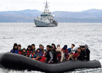 خفر السواحل اليوناني ينقذ أكثر من 100 مهاجر من الغرق