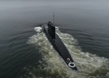 روسيا تحدّث إحدى غواصاتها القتالية وتزودها بصواريخ عالية الدقة