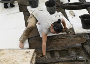 علماء الآثار يسعون لإنقاذ حطام سفينة عمره 1300 عام