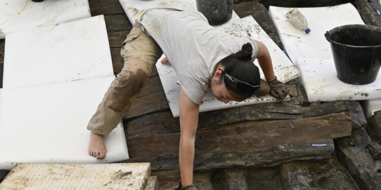 علماء الآثار يسعون لإنقاذ حطام سفينة عمره 1300 عام