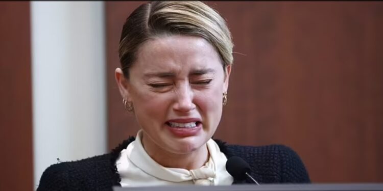 عضو في هيئة المحلفين:الكثير من قصص هيرد “لم تكن مجدية” ودموعها أشبه بـ “دموع التماسيح”