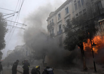 تونس.. اندلاع حريق كبير بمصنع في ميناء المهدية