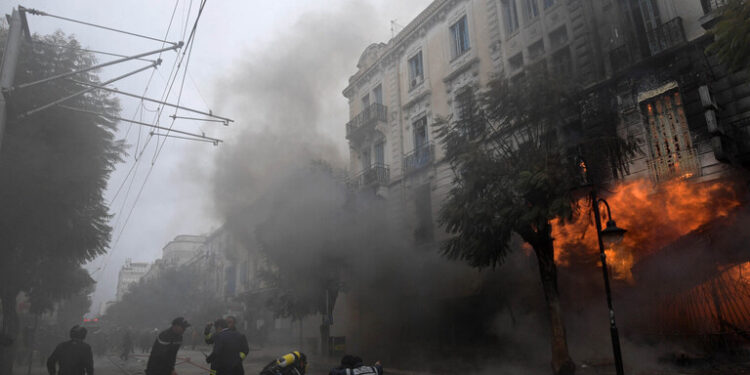 تونس.. اندلاع حريق كبير بمصنع في ميناء المهدية