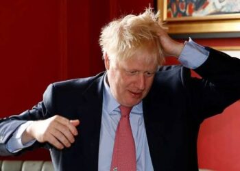 جونسون: انفصلت عن الصاروخ وسأعود إلى الغلاف الجوي وأسقط في المحيط..