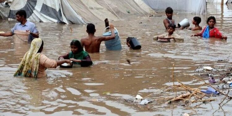 مصرع 11 شخصاً جراء الفيضانات في باكستان
