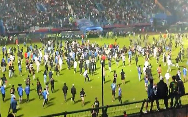 إندونيسيا .. أعمال شغب خلال مباراة كرة قدم تتسبب بمقتل 127 شخصاً