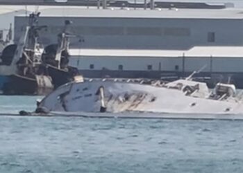 غرق سفينة أبحاث موريتانية بميناء نواذيبو