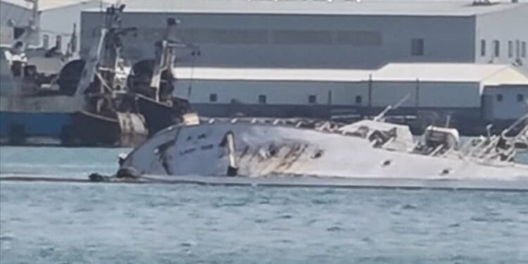 غرق سفينة أبحاث موريتانية بميناء نواذيبو