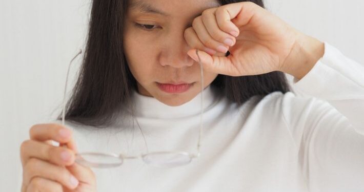 أسباب ظهور الذباب الطائر أمام العين ..