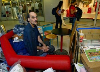 وفاة الرجل الذي عاش في المطار 18 عام كان مصدر إلهام لـ توم هانكس