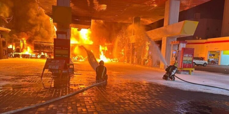 السعودية: إخماد حريق اندلع في ناقلة وقود في المدينة المنورة