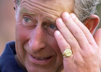 سر خاتم الملك الذهبي الذي لا يخلعه أبدا! (صور)