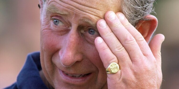 سر خاتم الملك الذهبي الذي لا يخلعه أبدا! (صور)