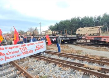 قطار محمل بمدرعات أمريكية يخرج عن مساره في اليونان