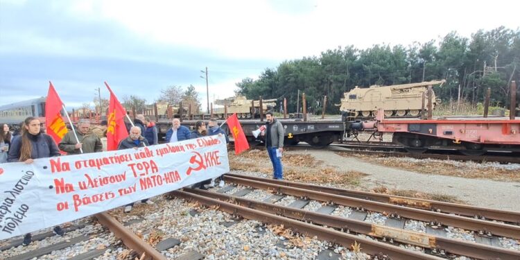 قطار محمل بمدرعات أمريكية يخرج عن مساره في اليونان