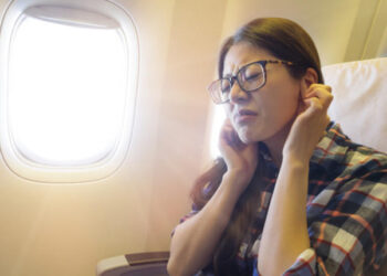 ممرضة تكشف “حيلة ذكية” لانسداد الأذن في الطائرة..