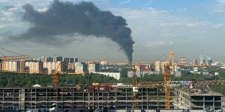 موسكو .. حريق هائل في مستودع للإطارات المستعملة بمنطقة دجيرجينسكي