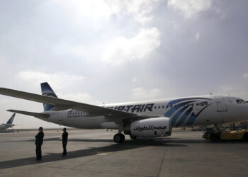 انفجار في أحد إطارات طائرة “مصر للطيران” عند هبوطها بالسعودية