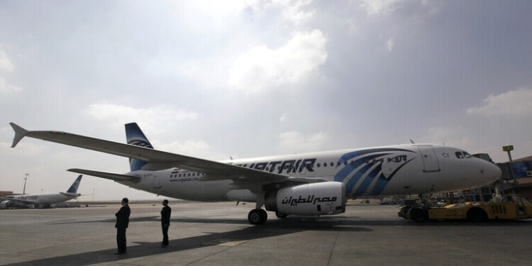 انفجار في أحد إطارات طائرة “مصر للطيران” عند هبوطها بالسعودية