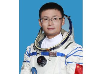 إرسال أول رائد فضاء مدني صيني إلى الفضاء