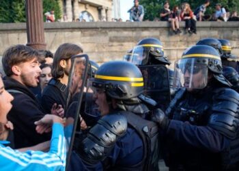 فرنسا .. مظاهرات حاشدة والشرطة تعتقل مئات المحتجين