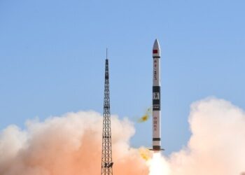 الصين تطلق صاروخاً جديداً إلى الفضاء