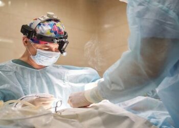 أطباء روس ينجحون بإجراء عملية نادرة لصناعة أنف جديد لمريض سرطان