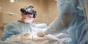 أطباء روس ينجحون بإجراء عملية نادرة لصناعة أنف جديد لمريض سرطان