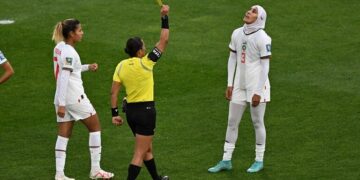 نهيلة بنزينة أول لاعبة ترتدي الحجاب في تاريخ نهائيات بطولة كأس العالم للسيدات ورئيس الـ”فيفا” يعلق ..